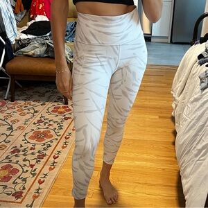 Salutation stash pocket 2 7/8 athleta leggings